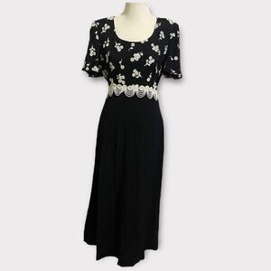 Vintage 90’s Black Embroidered Floral Padded Sleeved Casual Evening Maxi Dress